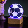 Lampe 3D football avec platforme en bois de hêtre